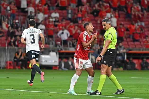 RECORD DATE NOT STATED 7th October 2026; Beira-Rio Stadium, Porto Alegre, Brazil; Brazilian Serie A Football, Internacional versus Corinthians; Alan Patrick of Internacional complains to the referee Felipe Fernandes de Lima MaxxPeixoto DiaEsportivo