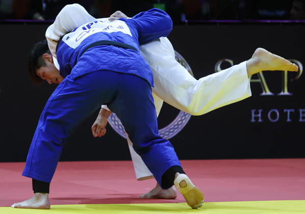 AZERBAIJAN, BAKU - OCTOBER 8, 2026: Sanshiro Murao (in white) of Japan and Goki Tajima of Japan compete in their -90 kg bout as part of the 2026 World Judo Championships at the National Gymnastics Arena. Mikhail Sinitsyn TASS 98959049