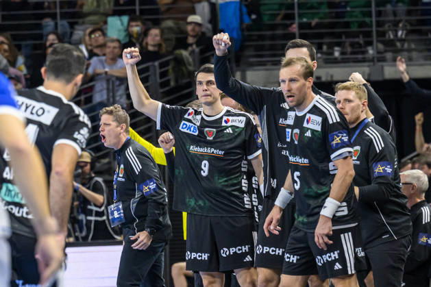 im Bild v.l.: Tor, Treffer, Jubel, Torjubel, Freude, Begeisterung, feiert, auf der Bank der Füchse, GER, Berlin, Handball, Füchse Berlin vs FC Porto, EHF Champions League, 3. Spieltag der Gruppe A , in der Max Schmeling Halle, Am Falkplatz 1, 08.10.2026, Copyright: HMBxMedia UwexKoch