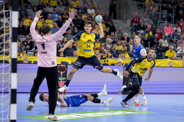 v.li.: Matija Spikic (Torwart, ThSV, 1), Gino Steenaerts (RNL, 14), beim Sprungwurf, Wurf, Torwurf, Action, Aktion, Spielszene, 08.10.2026, Mannheim (Deutschland), Handball, Bundesliga, Rhein-Neckar Löwen - ThSV Eisenach