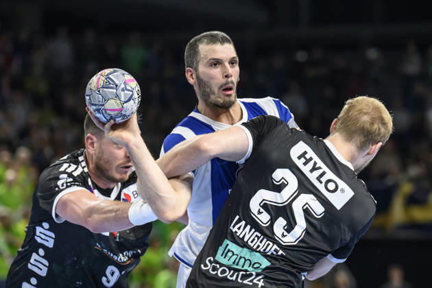 im Bild v.l.: Mijajlo Marsenic (Fuechse Berlin, 93), Rui Silva (FC Porto, 14), Matthes Langhoff (Fuechse Berlin, 25), Zweikampf, Action, Kampf, kaempft um den Ball, GER, Berlin, Handball, Füchse Berlin vs FC Porto, EHF Champions League, 3. Spieltag der Gruppe A , in der Max Schmeling Halle, Am Falkplatz 1, 08.10.2026, Copyright: HMBxMedia UwexKoch