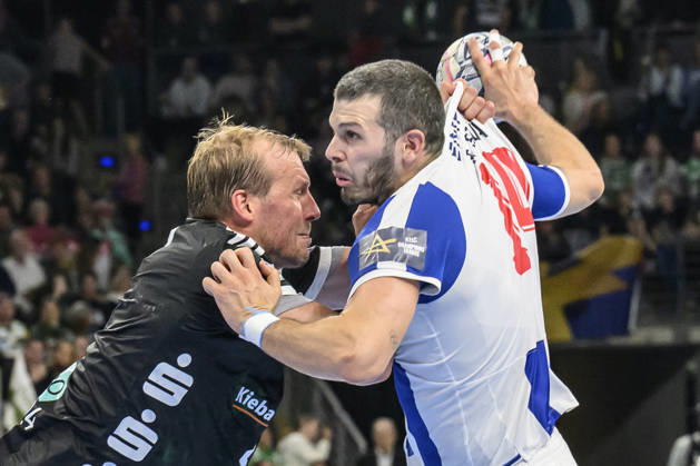 im Bild v.l.: Max Darj (Fuechse Berlin, 05), Rui Silva (FC Porto, 14), Zweikampf, Action, Kampf, kaempft um den Ball, GER, Berlin, Handball, Füchse Berlin vs FC Porto, EHF Champions League, 3. Spieltag der Gruppe A , in der Max Schmeling Halle, Am Falkplatz 1, 08.10.2026, Copyright: HMBxMedia UwexKoch