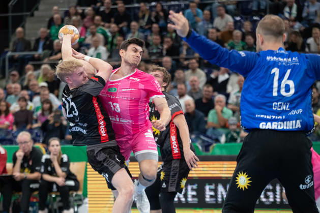 Handball, HBL2: SC DHfK Leipzig - TuS N-Lübbecke; 08.10.2026 Matej Klima (13, SC DHfK Leipzig) wird von Henri Pabst (25, TuS N-Lübbecke) attackiert. Handball, 2. Bundesliga, Saison 2026 2027, 7. Spieltag: SC DHfK Leipzig vs. TuS N-Lübbecke am 08.10.2026 in der Quarterback Immobilien Arena Leipzig. Copyright: xBEAUTIFULxSPORTS JanxKaeferx