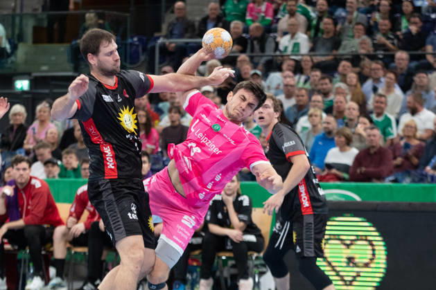 Handball, HBL2: SC DHfK Leipzig - TuS N-Lübbecke; 08.10.2026 Matej Klima (13, SC DHfK Leipzig) wird von Yannick Dräger (19, TuS N-Lübbecke) gefoult. Handball, 2. Bundesliga, Saison 2026 2027, 7. Spieltag: SC DHfK Leipzig vs. TuS N-Lübbecke am 08.10.2026 in der Quarterback Immobilien Arena Leipzig. Copyright: xBEAUTIFULxSPORTS JanxKaeferx