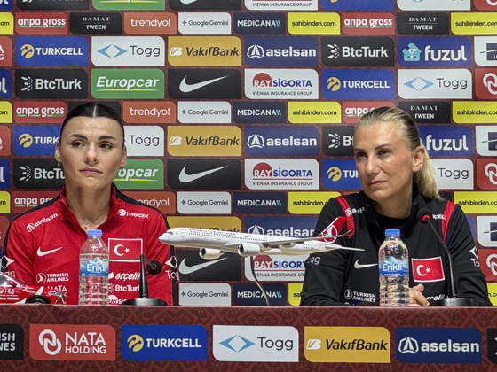Ahead of Turkiye v Slovenia - 2027 FIFA Women s World Cup European Qualifiers ISTANBUL, TURKIYE - OCTOBER 08 : Turkish Women s National Football Team head coach Necla Gungor Kiragasi (C) and team captain Selda Akgoz (L) speak during a press conference, PK, Pressekonferenz held at Pendik Stadium ahead of the 2027 FIFA Women s World Cup European Qualifiers play-off first leg match against Slovenia, in Istanbul, Turkiye on October 08, 2026. Fatma Nur Arslan Anadolu Istanbul Turkey. Editorial use only. Please get in touch for any other usage. Copyright: x2026xAnadoluxFatmaxNurxArslanx
