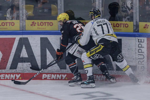 PEnny DEL: Löwen Frankfurt - Krefeld Pinguine, 08.10.2026 Dominik Uher (Löwen Frankfurt 26) und Mick Köhler (Krefeld Pinguine 77) im Kampf um den Puck an der Bande, Löwen Frankfurt - Krefeld Pinguine, Frankfurt, NIX Eissporthalle, 8.10.2026 Copyright: xBEAUTIFULxSPORTS Gawlikx