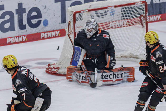 PEnny DEL: Löwen Frankfurt - Krefeld Pinguine, 08.10.2026 Nico Pertuch (Löwen Frankfurt 1) wehrt einen Puck ab, Löwen Frankfurt - Krefeld Pinguine, Frankfurt, NIX Eissporthalle, 8.10.2026 Copyright: xBEAUTIFULxSPORTS Gawlikx