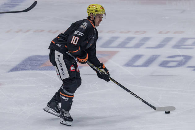 PEnny DEL: Löwen Frankfurt - Krefeld Pinguine, 08.10.2026 Brandon Biro (Löwen Frankfurt 10) am Puck, Freisteller, Portrait Porträt, Löwen Frankfurt - Krefeld Pinguine, Frankfurt, NIX Eissporthalle, 8.10.2026 Copyright: xBEAUTIFULxSPORTS Gawlikx