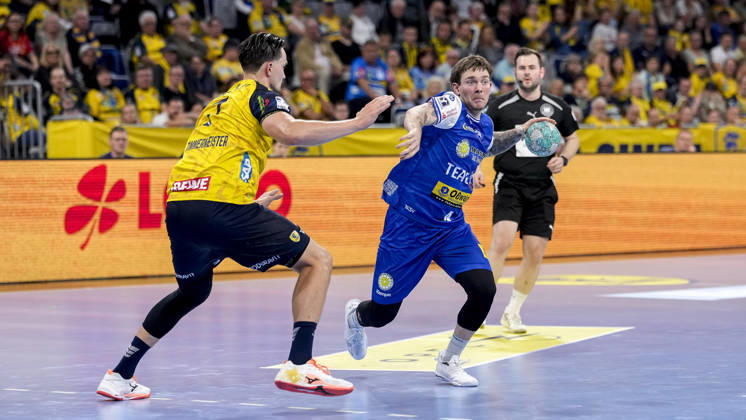v.li.: Robert Timmermeister (RNL, 7), Elias Scholtes (ThSV, 4), Zweikampf, Spielszene, Duell, duel, tackle, tackling, Dynamik, Action, Aktion, 08.10.2026, Mannheim (Deutschland), Handball, Bundesliga, Rhein-Neckar Löwen - ThSV Eisenach