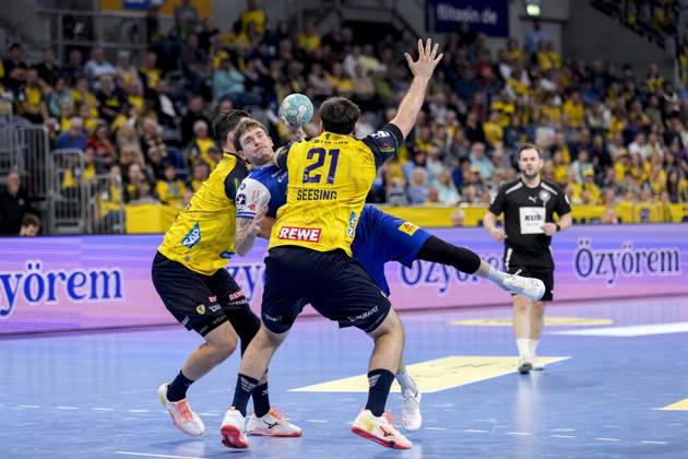 v.li.: Robert Timmermeister (RNL, 7), Elias Scholtes (ThSV, 4), Aron Seesing (RNL, 21), Zweikampf, Spielszene, Duell, duel, tackle, tackling, Dynamik, Action, Aktion, 08.10.2026, Mannheim (Deutschland), Handball, Bundesliga, Rhein-Neckar Löwen - ThSV Eisenach