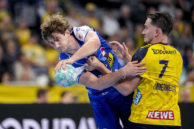 v.li.: Stephan Seitz (ThSV, 44), Robert Timmermeister (RNL, 7), Zweikampf, Spielszene, Duell, duel, tackle, tackling, Dynamik, Action, Aktion, 08.10.2026, Mannheim (Deutschland), Handball, Bundesliga, Rhein-Neckar Löwen - ThSV Eisenach