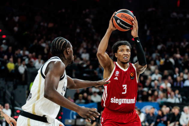 MUNICH, GERMANY - OCTOBER 08: Marjon Beauchamp (FC Bayern Muenchen, 3) controls the ball against Aliou Diarra (Virtus Bologna, 31) during the Turkish Airlines EuroLeague match between FC Bayern Muenchen vs. Virtus Bologna at SAP Garden on round 4 of Turkish Airlines EuroLeague on October 08, 2026 in Munich, Germany. Bavaria Germany Copyright: xSteffiexWunderlx