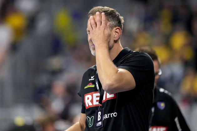 Maik Machulla (Trainer, Cheftrainer, RNL) schlägt die Hand vors Gesicht, Einzelbild, Einzelfoto, Aktion, Action, enttäuscht schauend, Enttäuschung, Frustration, disappointed, pessimistisch, 08.10.2026, Mannheim (Deutschland), Handball, Bundesliga, Rhein-Neckar Löwen - ThSV Eisenach