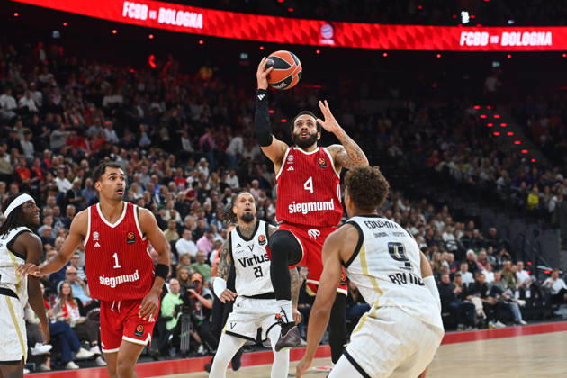 Duane WASHINGTON JR. (FCB), Aktion,Zweikampf gegen Kessler EDWARDS (Bologna). Basketball Euro League,Saison 2026 2027, FC Bayern Muenchen - Virtus Bologna am 08.10.2026 , S A P G A R D EN