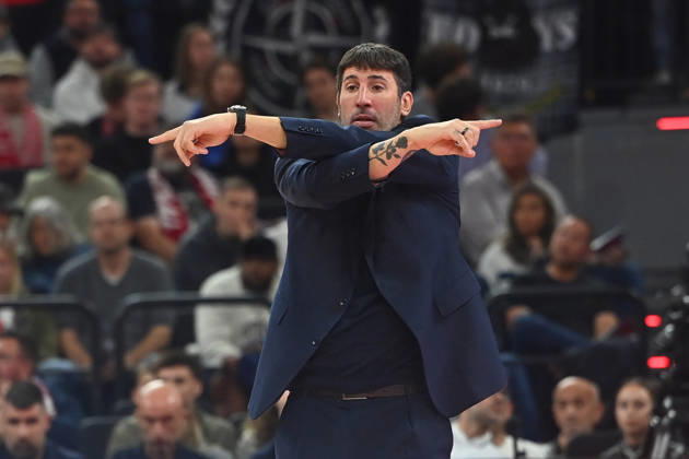 Alex MUMBRU (Trainer Bologna), Gestik,gibt Anweisungen, Einzelbild,angeschnittenes Einzelmotiv, Halbfigur,halbe Figur. Basketball Euro League,Saison 2026 2027, FC Bayern Muenchen - Virtus Bologna am 08.10.2026 , S A P G A R D EN