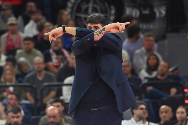 Alex MUMBRU (Trainer Bologna), Gestik,gibt Anweisungen, Einzelbild,angeschnittenes Einzelmotiv, Halbfigur,halbe Figur. Basketball Euro League,Saison 2026 2027, FC Bayern Muenchen - Virtus Bologna am 08.10.2026 , S A P G A R D EN