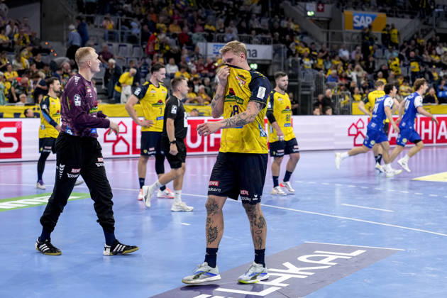 v.li.: David Späth (Torwart, RNL, 29), Edwin Aspenbäck (RNL, 78), Spieler der Rhein-Neckar-Löwen, enttäuscht über die Niederlage, Enttäuschung nach dem Schlusspfiff, Highlight, Verlierer, verloren, Frustration, disappointed, pessimistisch, 08.10.2026, Mannheim (Deutschland), Handball, Bundesliga, Rhein-Neckar Löwen - ThSV Eisenach