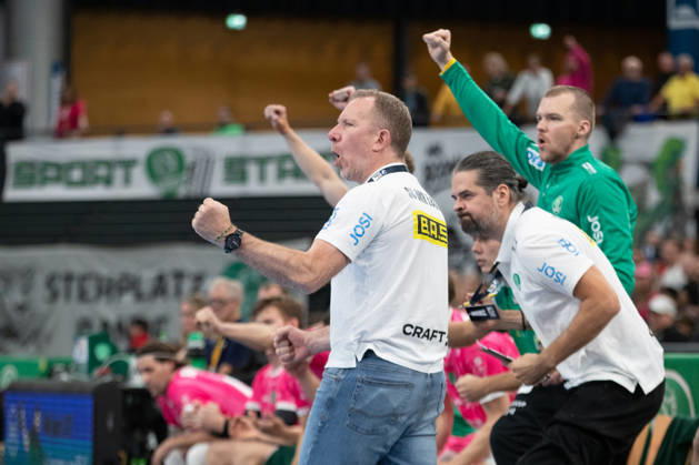 Handball, HBL2: SC DHfK Leipzig - TuS N-Lübbecke; 08.10.2026 Jubel und Siegerfaust bei Cheftrainer Frank Carstens (SC DHfK Leipzig). Emotionen. Handball, 2. Bundesliga, Saison 2026 2027, 7. Spieltag: SC DHfK Leipzig vs. TuS N-Lübbecke am 08.10.2026 in der Quarterback Immobilien Arena Leipzig. Copyright: xBEAUTIFULxSPORTS JanxKaeferx