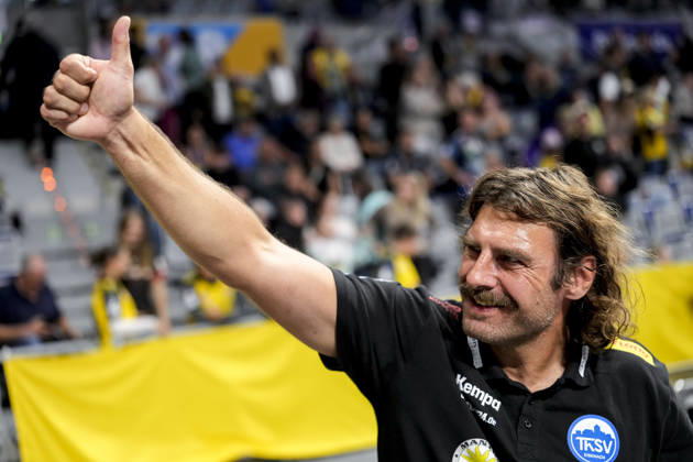 Sebastian Hinze (Trainer, Cheftrainer, ThSV), mit Daumen nach oben, Geste, Gestik, zuversichtlich, positiv, optimistisch, Freude, freuen, freut sich, Einzelbild, Einzelfoto, Aktion, Action, Jubel nach dem Schlusspfiff, Freude über den Sieg, Sieger, Gewinner, jubelt, jubeln, fröhlich, positiv, freut sich, freuen, optimistisch, Highlight, 08.10.2026, Mannheim (Deutschland), Handball, Bundesliga, Rhein-Neckar Löwen - ThSV Eisenach