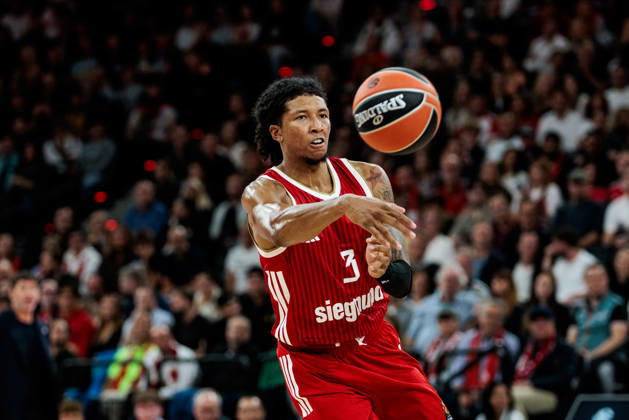 MUNICH, GERMANY - OCTOBER 08: Marjon Beauchamp (FC Bayern Muenchen, 3) controls the ball during the Turkish Airlines EuroLeague match between FC Bayern Muenchen vs. Virtus Bologna at SAP Garden on round 4 of Turkish Airlines EuroLeague on October 08, 2026 in Munich, Germany. Bavaria Germany Copyright: xSteffiexWunderlx