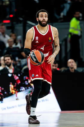 MUNICH, GERMANY - OCTOBER 08: Duane Washington (FC Bayern Muenchen, 4) controls the ball during the Turkish Airlines EuroLeague match between FC Bayern Muenchen vs. Virtus Bologna at SAP Garden on round 4 of Turkish Airlines EuroLeague on October 08, 2026 in Munich, Germany. Bavaria Germany Copyright: xSteffiexWunderlx