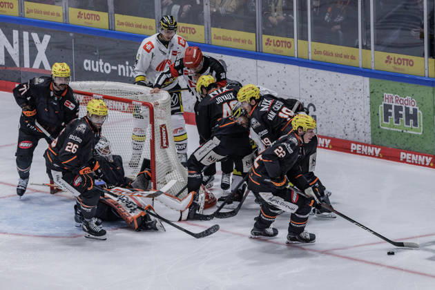 PEnny DEL: Löwen Frankfurt - Krefeld Pinguine, 08.10.2026 Nico Pertuch (Löwen Frankfurt 1) und Dominik Uher (Löwen Frankfurt 26) und Michael Joyaux (Löwen Frankfurt 49) und Timo Kose (Löwen Frankfurt 22) am Puck, Löwen Frankfurt - Krefeld Pinguine, Frankfurt, NIX Eissporthalle, 8.10.2026 Copyright: xBEAUTIFULxSPORTS Gawlikx