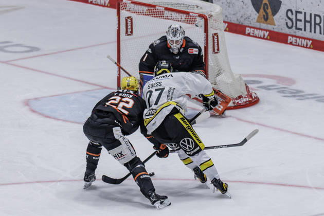 PEnny DEL: Löwen Frankfurt - Krefeld Pinguine, 08.10.2026 Timo Kose (Löwen Frankfurt 22) und C.J. Suess (Krefeld Pinguine 27) vor Nico Pertuch (Löwen Frankfurt 1) im Kampf u mden Puck, Löwen Frankfurt - Krefeld Pinguine, Frankfurt, NIX Eissporthalle, 8.10.2026 Copyright: xBEAUTIFULxSPORTS Gawlikx