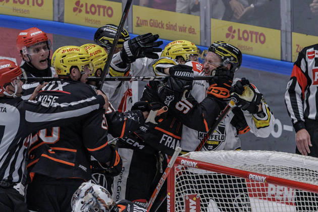 PEnny DEL: Löwen Frankfurt - Krefeld Pinguine, 08.10.2026 Austin Wagner (Löwen Frankfurt 91) und Max Newton (Krefeld Pinguine 37) kurz vor einem Kampf mit einer Meinungsverschiedenheit, Löwen Frankfurt - Krefeld Pinguine, Frankfurt, NIX Eissporthalle, 8.10.2026 Copyright: xBEAUTIFULxSPORTS Gawlikx