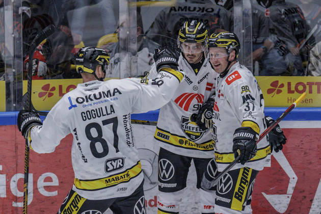 PEnny DEL: Löwen Frankfurt - Krefeld Pinguine, 08.10.2026 Mathew Santos (Krefeld Pinguine 95) erzielte das Tor den Treffer zum 1:2 und feiert mit Max Newton (Krefeld Pinguine 37) und Philip Gogulla (Krefeld Pinguine 87), Löwen Frankfurt - Krefeld Pinguine, Frankfurt, NIX Eissporthalle, 8.10.2026 Copyright: xBEAUTIFULxSPORTS Gawlikx