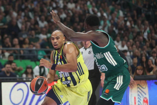 Panatinaikos AKTOR v Fenerbahce Tarfin - EuroLeague ATHENS, GREECE - OCTOBER 08 : Fenerbahce Tarfin s Talen Horton-Tucker (L) competes for the ball against a Panathinaikos AKTOR player during the fourth-week EuroLeague basketball match between Panathinaikos AKTOR and Fenerbahce Tarfin at OAKA Sports Hall in Athens, Greece on October 08, 2026. Ayhan Mehmet Anadolu Athens Greece. Editorial use only. Please get in touch for any other usage.  Copyright: x2026xAnadoluxAyhanxMehmetx