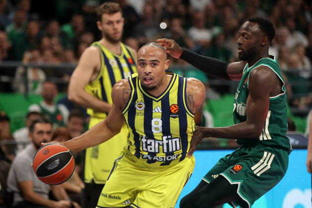 Panatinaikos AKTOR v Fenerbahce Tarfin - EuroLeague ATHENS, GREECE - OCTOBER 08 : Fenerbahce Tarfin s Talen Horton-Tucker (L) competes for the ball against a Panathinaikos AKTOR player during the fourth-week EuroLeague basketball match between Panathinaikos AKTOR and Fenerbahce Tarfin at OAKA Sports Hall in Athens, Greece on October 08, 2026. Ayhan Mehmet Anadolu Athens Greece. Editorial use only. Please get in touch for any other usage.  Copyright: x2026xAnadoluxAyhanxMehmetx