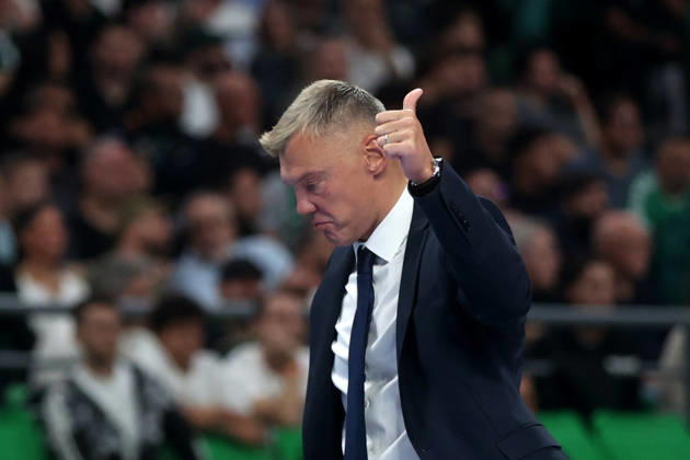 Panatinaikos AKTOR v Fenerbahce Tarfin - EuroLeague ATHENS, GREECE - OCTOBER 08 : Fenerbahce Tarfin head coach Sarunas Jasikevicius watches the game during the fourth-week EuroLeague basketball match between Panathinaikos AKTOR and Fenerbahce Tarfin at OAKA Sports Hall in Athens, Greece on October 08, 2026. Ayhan Mehmet Anadolu Athens Greece. Editorial use only. Please get in touch for any other usage.  Copyright: x2026xAnadoluxAyhanxMehmetx