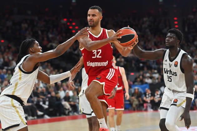 Johannes THIEMANN (FCB), Aktion,Zweikampf gegen Marcus Carr (Bologna). Mouhamet Diouf (re,Bologna). Basketball Euro League,Saison 2026 2027, FC Bayern Muenchen - Virtus Bologna am 08.10.2026 , S A P G A R D EN