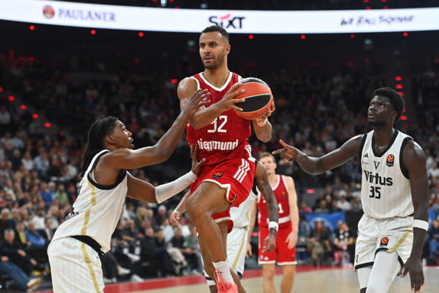 Johannes THIEMANN (FCB), Aktion,Zweikampf gegen Marcus Carr (Bologna). Mouhamet Diouf (re,Bologna). Basketball Euro League,Saison 2026 2027, FC Bayern Muenchen - Virtus Bologna am 08.10.2026 , S A P G A R D EN