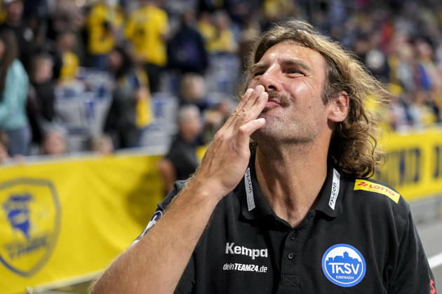 Sebastian Hinze (Trainer, Cheftrainer, ThSV) mit Kusshand, Einzelbild, Einzelfoto, Aktion, Action, Jubel nach dem Schlusspfiff, Freude über den Sieg, Sieger, Gewinner, jubelt, jubeln, fröhlich, positiv, freut sich, freuen, optimistisch, Highlight, Action, Aktion, 08.10.2026, Mannheim (Deutschland), Handball, Bundesliga, Rhein-Neckar Löwen - ThSV Eisenach