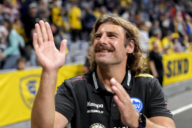 Sebastian Hinze (Trainer, Cheftrainer, ThSV), Einzelbild, Einzelfoto, Aktion, Action, Jubel nach dem Schlusspfiff, Freude über den Sieg, Sieger, Gewinner, jubelt, jubeln, fröhlich, positiv, freut sich, freuen, optimistisch, Highlight, Action, Aktion, 08.10.2026, Mannheim (Deutschland), Handball, Bundesliga, Rhein-Neckar Löwen - ThSV Eisenach