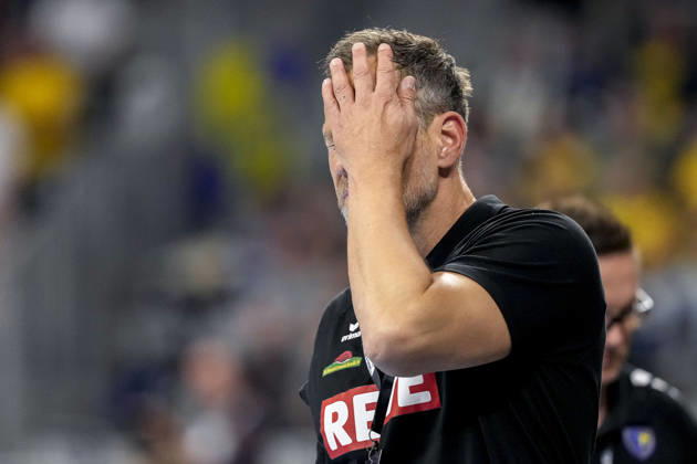 Maik Machulla (Trainer, Cheftrainer, RNL) schlägt die Hand vors Gesicht, Einzelbild, Einzelfoto, Aktion, Action, enttäuscht schauend, Enttäuschung, Frustration, disappointed, pessimistisch, 08.10.2026, Mannheim (Deutschland), Handball, Bundesliga, Rhein-Neckar Löwen - ThSV Eisenach