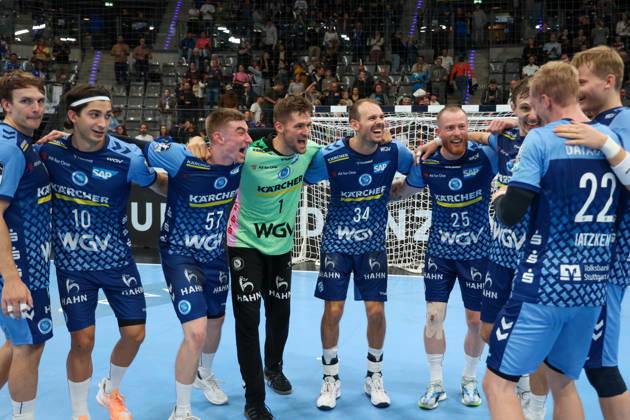 Die Mannschaft des TVB Stuttgart freut sich nach dem Sieg GER, TVB Stuttgart vs. HSG Wetzlar, Handball, Opel Handball-Bundesliga, 8. Spieltag, Spielzeit 2026 2027, 08.10.2026 GER, TVB Stuttgart vs. HSG Wetzlar, Handball, Opel Handball-Bundesliga, 8. Spieltag, Spielzeit 2026 2027, 08.10.2026 Stuttgart Copyright: xEibner-Pressefoto SoerenxHerwegx EP_SHG