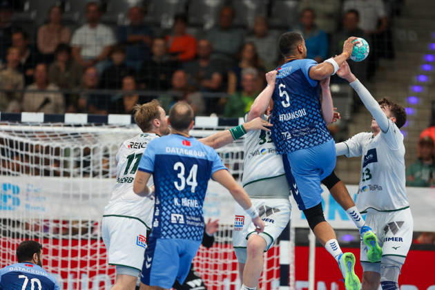 Philipp Ahouansou (TVB Stuttgart, 5) beim Wurf GER, TVB Stuttgart vs. HSG Wetzlar, Handball, Opel Handball-Bundesliga, 8. Spieltag, Spielzeit 2026 2027, 08.10.2026 GER, TVB Stuttgart vs. HSG Wetzlar, Handball, Opel Handball-Bundesliga, 8. Spieltag, Spielzeit 2026 2027, 08.10.2026 Stuttgart Copyright: xEibner-Pressefoto SoerenxHerwegx EP_SHG