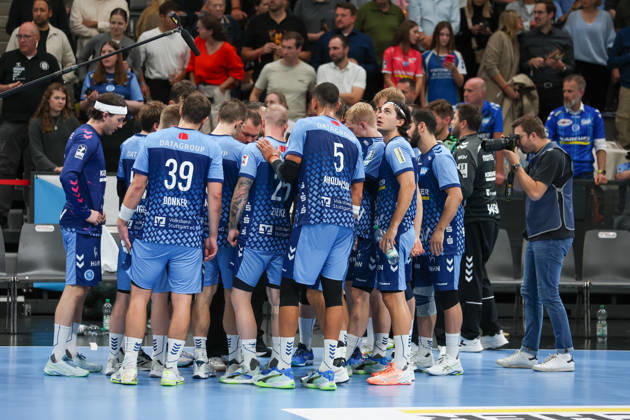 Die Mannschaft des TVB Stuttgart während einer Auszeit GER, TVB Stuttgart vs. HSG Wetzlar, Handball, Opel Handball-Bundesliga, 8. Spieltag, Spielzeit 2026 2027, 08.10.2026 GER, TVB Stuttgart vs. HSG Wetzlar, Handball, Opel Handball-Bundesliga, 8. Spieltag, Spielzeit 2026 2027, 08.10.2026 Stuttgart Copyright: xEibner-Pressefoto SoerenxHerwegx EP_SHG