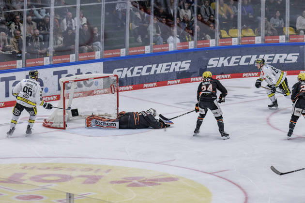 PEnny DEL: Löwen Frankfurt - Krefeld Pinguine, 08.10.2026 Philip Gogulla (Krefeld Pinguine 87) erzielte das Tor den Treffer zum1:4 und Nico Pertuch (Löwen Frankfurt 1) ist am Boden, der Puck im Tor und Mathew Santos (Krefeld Pinguine 95), Löwen Frankfurt - Krefeld Pinguine, Frankfurt, NIX Eissporthalle, 8.10.2026 Copyright: xBEAUTIFULxSPORTS Gawlikx