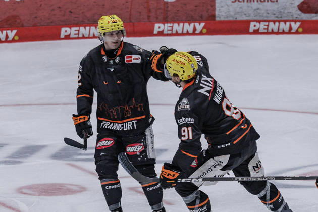 PEnny DEL: Löwen Frankfurt - Krefeld Pinguine, 08.10.2026 Austin Wagner (Löwen Frankfurt 91) klatscht mit Noah Dunham (Löwen Frankfurt 12) anc hdem Treffer Tor zum 2:4 ab, Löwen Frankfurt - Krefeld Pinguine, Frankfurt, NIX Eissporthalle, 8.10.2026 Copyright: xBEAUTIFULxSPORTS Gawlikx