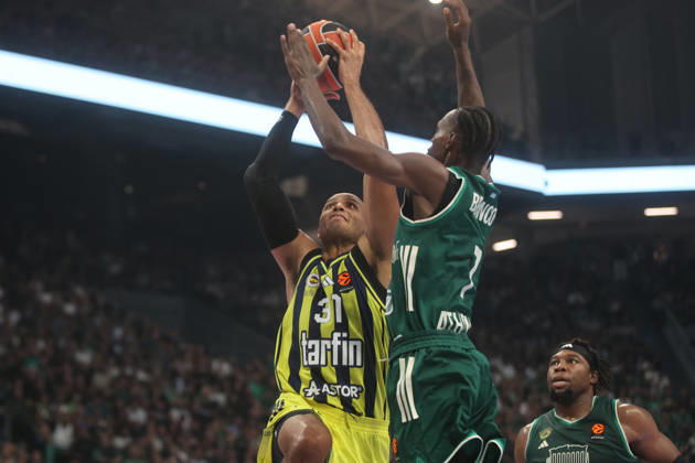Panatinaikos AKTOR v Fenerbahce Tarfin - EuroLeague ATHENS, GREECE - OCTOBER 8: Shavon Shields (L) of Fenerbahce Tarfin in action during the EuroLeague Week 4 match between Panathinaikos AKTOR and Fenerbahce Tarfin at OAKA Sports Hall in Athens, Greece, on October 8, 2026. Ayhan Mehmet Anadolu Athens Greece. Editorial use only. Please get in touch for any other usage.  Copyright: x2026xAnadoluxAyhanxMehmetx