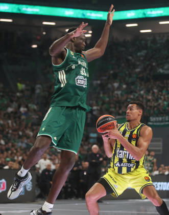 Panatinaikos AKTOR v Fenerbahce Tarfin - EuroLeague ATHENS, GREECE - OCTOBER 8: Wade Baldwin (R) of Fenerbahce Tarfin in action against Mustapha Fall (L) of Panathinaikos AKTOR during the EuroLeague Week 4 match between Panathinaikos AKTOR and Fenerbahce Tarfin at OAKA Sports Hall in Athens, Greece, on October 8, 2026. Ayhan Mehmet Anadolu Athens Greece. Editorial use only. Please get in touch for any other usage.  Copyright: x2026xAnadoluxAyhanxMehmetx