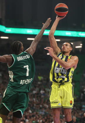 Panatinaikos AKTOR v Fenerbahce Tarfin - EuroLeague ATHENS, GREECE - OCTOBER 8: Wade Baldwin (R) of Fenerbahce Tarfin in action against Brancou Badio (L) of Panathinaikos AKTOR during the EuroLeague Week 4 match between Panathinaikos AKTOR and Fenerbahce Tarfin at OAKA Sports Hall in Athens, Greece, on October 8, 2026. Ayhan Mehmet Anadolu Athens Greece. Editorial use only. Please get in touch for any other usage.  Copyright: x2026xAnadoluxAyhanxMehmetx