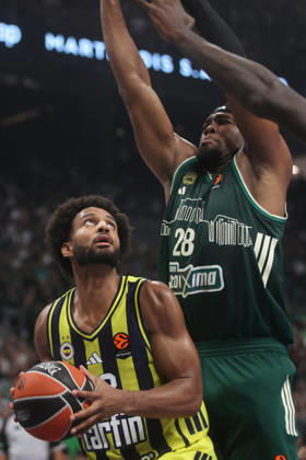 Panatinaikos AKTOR v Fenerbahce Tarfin - EuroLeague ATHENS, GREECE - OCTOBER 8: Braxton Key (L) of Fenerbahce Tarfin in action against Guerchon Yabusele (28) of Panathinaikos AKTOR during the EuroLeague Week 4 match between Panathinaikos AKTOR and Fenerbahce Tarfin at OAKA Sports Hall in Athens, Greece, on October 8, 2026. Ayhan Mehmet Anadolu Athens Greece. Editorial use only. Please get in touch for any other usage.  Copyright: x2026xAnadoluxAyhanxMehmetx