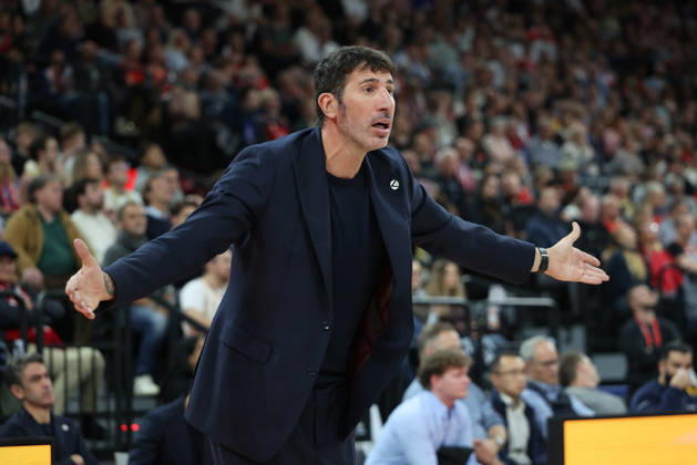 Alex Mumbru (Virtus Bologna, Chef-Trainer) gestikuliert, Gesten, Emotionen, Mimik, GER, FC Bayern Basketball vs. Virtus Bologna, Basketball, Euroleague, 4. Spieltag, Saison 2026 2027, 08.10.2026, GER, FC Bayern Basketball vs. Virtus Bologna, Basketball, Euroleague, 4. Spieltag, Saison 2026 2027, 08.10.2026 Muenchen Copyright: xEibner-Pressefoto JennixMaulx EP_JML