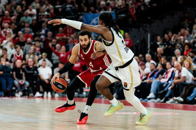 MUNICH, GERMANY - OCTOBER 08: Duane Washington (FC Bayern Muenchen, 4) controls the ball against Marcus Carr (Virtus Bologna, 2) during the Turkish Airlines EuroLeague match between FC Bayern Muenchen vs. Virtus Bologna at SAP Garden on round 4 of Turkish Airlines EuroLeague on October 08, 2026 in Munich, Germany. Bavaria Germany Copyright: xSteffiexWunderlx