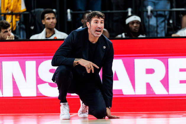 MUNICH, GERMANY - OCTOBER 08: Alex Mumbru (Head Coach Virtus Bologna) on his knees, yelling, during the Turkish Airlines EuroLeague match between FC Bayern Muenchen vs. Virtus Bologna at SAP Garden on round 4 of Turkish Airlines EuroLeague on October 08, 2026 in Munich, Germany. Bavaria Germany Copyright: xSteffiexWunderlx