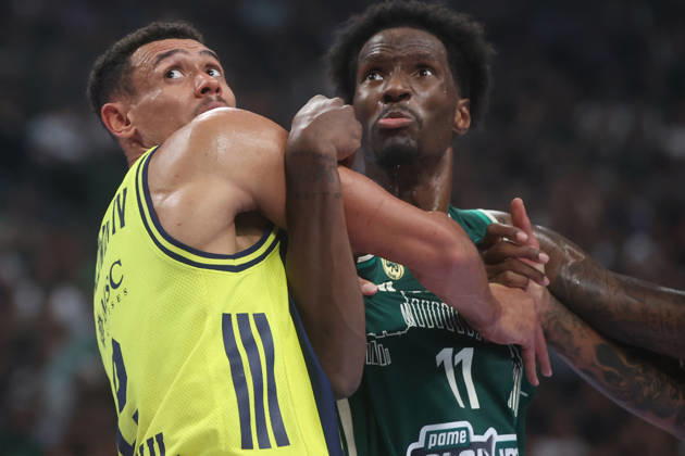 Panatinaikos AKTOR v Fenerbahce Tarfin - EuroLeague ATHENS, GREECE - OCTOBER 8: Wade Baldwin IV of Fenerbahce Tarfin in action against Nigel Hayes of Panatinaikos AKTOR during the EuroLeague Week 4 match between Panathinaikos AKTOR and Fenerbahce Tarfin at OAKA Sports Hall in Athens, Greece, on October 8, 2026. Ayhan Mehmet Anadolu Athens Greece. Editorial use only. Please get in touch for any other usage.  Copyright: x2026xAnadoluxAyhanxMehmetx